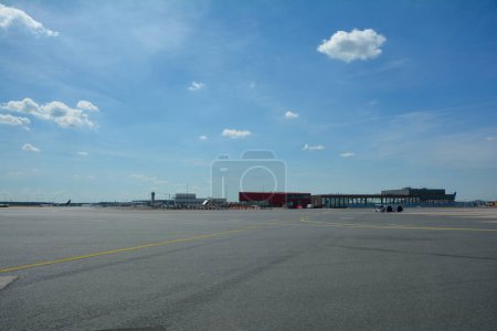 Téléchargez les photos : Aéroport de Francfort Allemagne 02 août 2022 - Divers bâtiments de l'extérieur avec piste et espace de copie - en image libre de droit