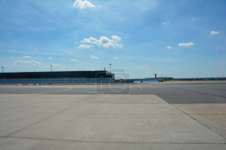 Téléchargez les photos : Aéroport de Francfort Allemagne 02 août 2022 - Divers bâtiments de l'extérieur avec piste et espace de copie - en image libre de droit