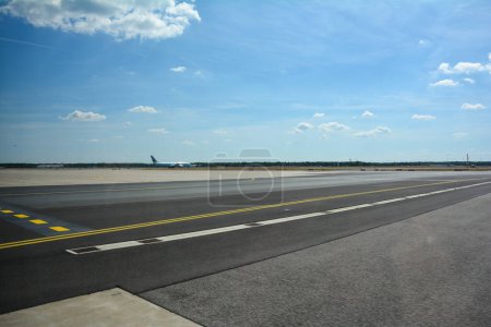 Téléchargez les photos : Aéroport de Francfort Allemagne 02 août 2022 - Avion d'Air Canada en route vers la piste avec beaucoup d'asphalte et de ciel bleu - en image libre de droit