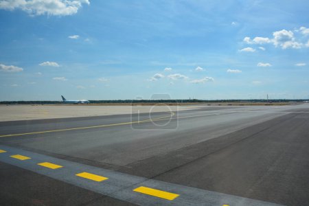 Téléchargez les photos : Aéroport de Francfort Allemagne 02 août 2022 - Avion d'Air Canada en route vers la piste avec beaucoup d'asphalte et de ciel bleu - en image libre de droit