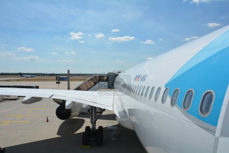 Téléchargez les photos : Aéroport de Francfort Allemagne 02 août 2022 - Eurowings Découvrez l'avion avec escalier passager et ciel bleu - en image libre de droit