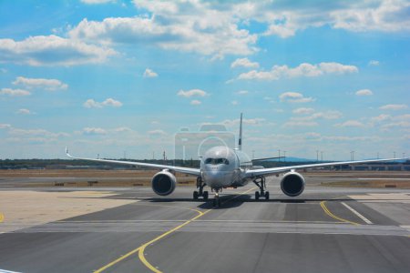Téléchargez les photos : Aéroport de Francfort Allemagne 02 août 2022 - Finnair Airplane on the way to the runway - en image libre de droit