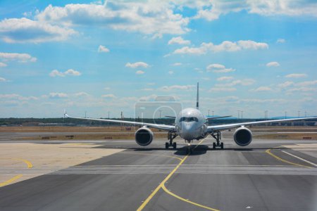 Téléchargez les photos : Aéroport de Francfort Allemagne 02 août 2022 - Finnair Airplane on the way to the runway - en image libre de droit