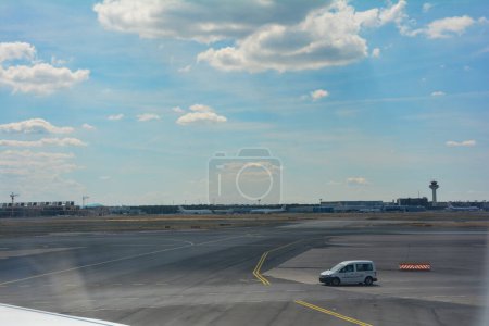 Téléchargez les photos : Aéroport de Francfort Allemagne 02 août 2022 - Divers bâtiments de l'extérieur avec piste, voiture et ciel bleu - en image libre de droit
