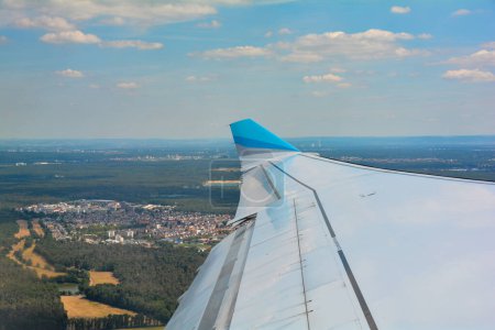 Téléchargez les photos : Départ de l'aéroport de Francfort-sur-le-Main en Allemagne, vers l'aile de l'avion et la région de Francfort peu après le décollage - en image libre de droit