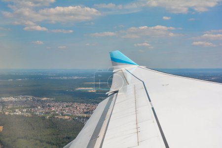 Téléchargez les photos : Départ de l'aéroport de Francfort-sur-le-Main en Allemagne, vers l'aile de l'avion et la région de Francfort peu après le décollage - en image libre de droit