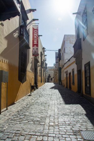 Foto de Calle estrecha con casas antiguas en el casco antiguo histórico de Las Palmas en la isla canaria de Gran Canaria, España, Europa - Imagen libre de derechos
