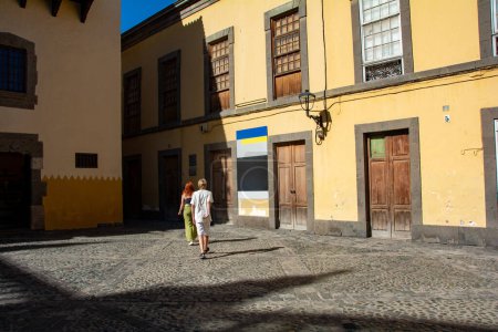 Foto de Calle estrecha con casas antiguas en el casco antiguo histórico de Las Palmas en la isla canaria de Gran Canaria, España, Europa - Imagen libre de derechos