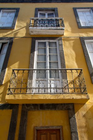 Téléchargez les photos : Ancienne fenêtre avec balcon sur une maison aux Canaries de Gran Canaria en Espagne - en image libre de droit