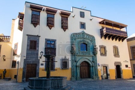 Foto de Casa de Colón y fuente de agua, en el pueblo de Las Palmas de Gran Canaria, Islas Canarias, España - Imagen libre de derechos