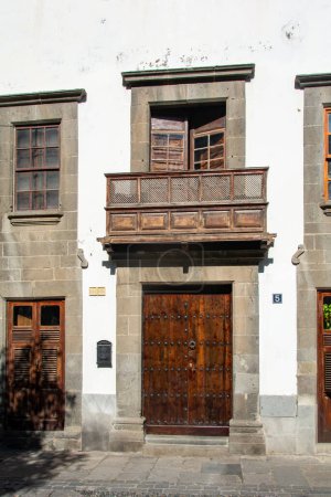 Téléchargez les photos : Ancienne fenêtre avec balcon et porte d'entrée sur une maison aux Canaries de Gran Canaria en Espagne - en image libre de droit