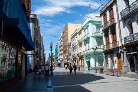 Foto de Las Palmas, Gran Canaria, España agosto 31, 2023 - Calle comercial en el casco antiguo histórico del barrio de Vegueta - Imagen libre de derechos