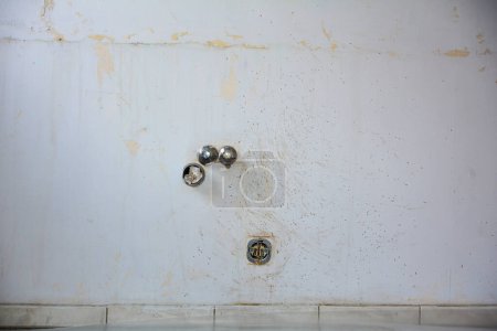 Wand mit Wasser- und Stromanschlüssen in einer Küche während der Renovierung während eines Umzugs