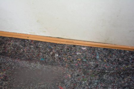 Foto de Una habitación en un apartamento durante la renovación con el suelo pegado para protegerlo de la pintura y la pasta - Imagen libre de derechos