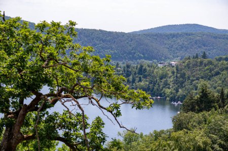 Vista del lago Eder con casa y barco, Hesse, Alemania