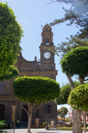 Bäume mit Blick auf die Kirche von Santiago de los Caballeros in der Stadt Galdar auf der Kanarischen Insel Gran Canaria, Europa