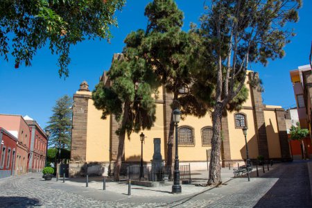 Straße und hinterer Teil der Kirche von Santiago de los Caballeros in der Stadt Galdar auf der Kanarischen Insel Gran Canaria, Europa
