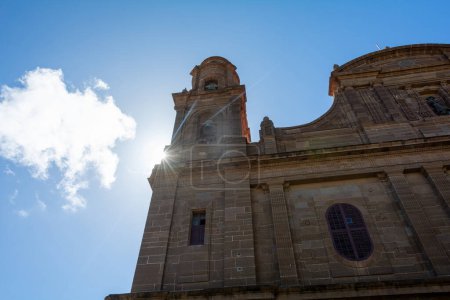 Teil der Kirche Santiago de los Caballeros mit Sonne, in der Stadt Galdar auf der Kanarischen Insel Gran Canaria, Europa