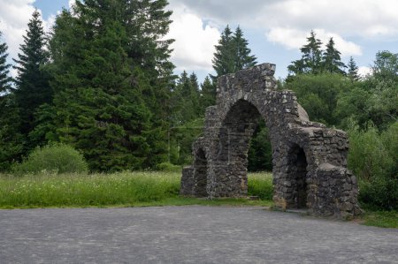 Entrée de l'ancien camp du Reich Labor Service, une porte en pierres de basalte, relique de l'époque nazie dans le Rhoen à la lande noire, Allemagne