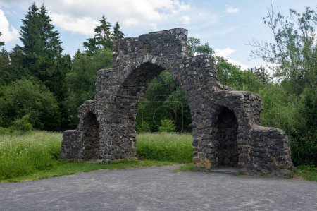 Entrée de l'ancien camp du Reich Labor Service, une porte en pierres de basalte, relique de l'époque nazie dans le Rhoen à la lande noire, Allemagne