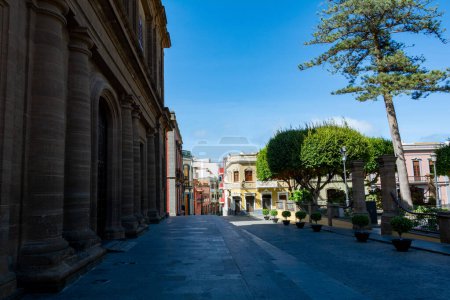 Straße und Teil der Kirche von Santiago de los Caballeros in der Stadt Galdar auf der Kanarischen Insel Gran Canaria, Europa