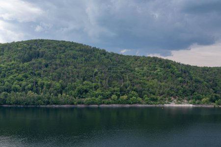 Vista de la orilla desde el lago Eder con cielo y nubes, Hesse, Alemania