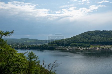 Vista del lago Eder con un camping, cielo y nubes, Hesse, Alemania