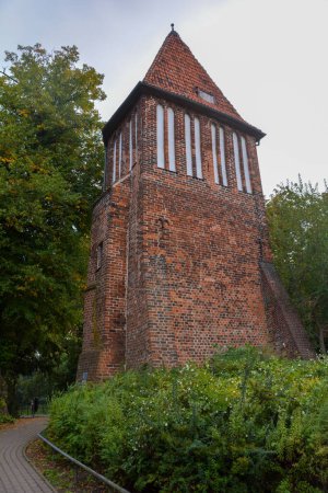 Antigua torre en la histórica ciudad hanseática de Wismar, en la costa del Mar Báltico de Mecklemburgo-Pomerania Occidental en Alemania