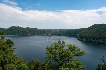 Téléchargez les photos : Vue du lac d'Eder avec ciel bleu et nuages, Hesse, Allemagne - en image libre de droit