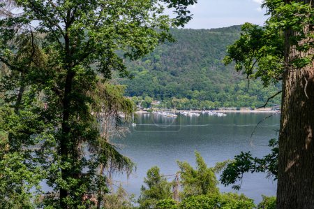 Téléchargez les photos : Vue du lac Edersee avec des bateaux au port, un arbre, ciel bleu et nuages, en Hesse, Allemagne - en image libre de droit