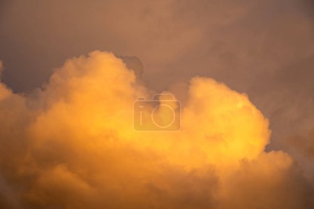 Foto de Gran nube amarilla en el cielo en el sol de la tarde - Imagen libre de derechos