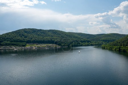 Vista del lago Eder con un camping, cielo y nubes, Hesse, Alemania