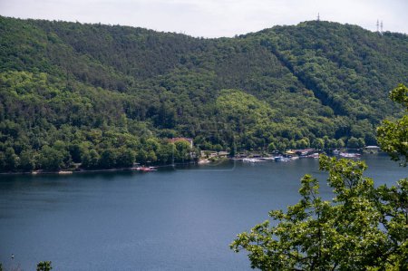 Vista del lago Eder con barcos en Hesse, Alemania