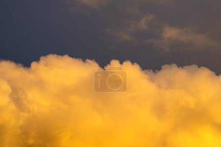 Foto de Gran nube amarilla en el cielo en el sol de la tarde - Imagen libre de derechos