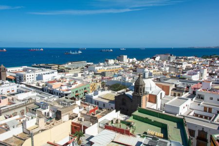 Carguero en el mar con tejados de la ciudad de Las Palmas Gran Canaria, España en primer plano