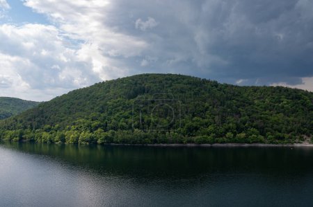 Vista de la orilla desde el lago Eder con cielo y nubes, Hesse, Alemania