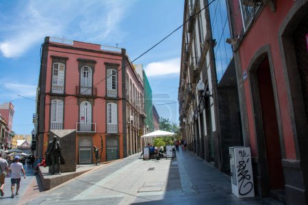 Foto de Las Palmas, Gran Canaria, España agosto 31, 2023 - Calle comercial en el casco antiguo histórico del barrio de Vegueta - Imagen libre de derechos