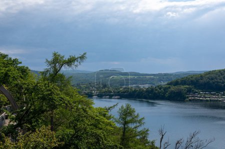 Vista del lago Eder con cielo y nubes, Hesse, Alemania