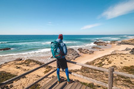 Touristen genießen die Aussicht von einem Aussichtspunkt an einem Sandstrand an der Atlantikküste in der Nähe von Vila Nova de Milfontes, Odemira, Portugal. Auf den Spuren der Rota Vicentina. Angelpfad.