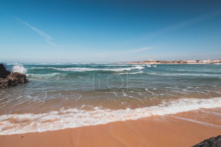 Foto de Impresionante playa Praia das Furnas con sus aguas cristalinas y arena suave cerca de Vila Nova de Milfontes en la región de Odemira, al oeste de Portugal. Paseando por el Sendero del Pescador, Rota Vicentina. - Imagen libre de derechos