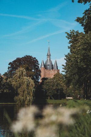 Téléchargez les photos : Porte du château historique et tour à Zwolle, Pays-Bas, Europe de l'Ouest. Visites et voyages aux Pays-Bas. - en image libre de droit