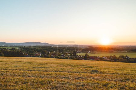 Téléchargez les photos : Frydek-Mistek illuminé par la lumière rouge-orange du soleil, contre un ciel sombre. Beskydy mountains, République tchèque. - en image libre de droit