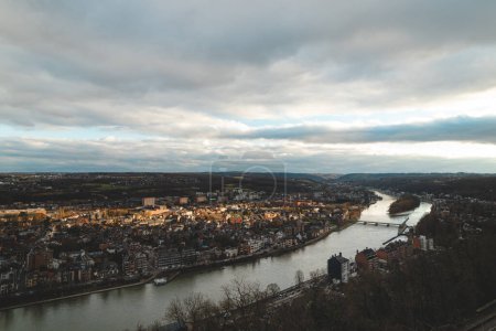 Téléchargez les photos : Vue sur la ville de Namur au coucher du soleil. La capitale de la Wallonie en Belgique. - en image libre de droit