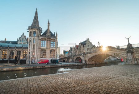 Paseo marítimo de Gante llamado el Graslei y las encantadoras casas históricas al amanecer. El centro de la ciudad belga. Flandes.
