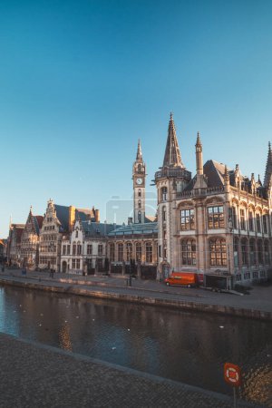Paseo marítimo de Gante llamado el Graslei y las encantadoras casas históricas al amanecer. El centro de la ciudad belga. Flandes.