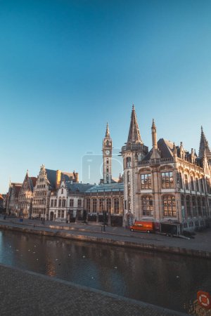 Frente al mar de Gante llamado Graslei y las encantadoras casas históricas al amanecer. El centro de la ciudad belga. Flandes.