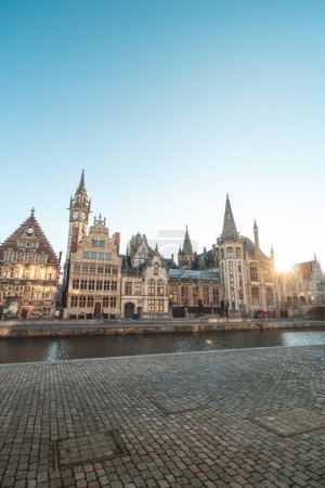 Frente al mar de Gante llamado Graslei y las encantadoras casas históricas al amanecer. El centro de la ciudad belga. Flandes.