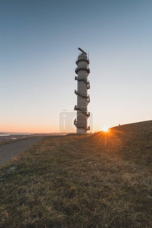 Radar Ossenisse bajo los rayos del amanecer en el sur de los Países Bajos. Torre de seguridad para la protección de Holanda.