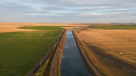 Téléchargez les photos : Drone view during sunrise over a farm hay field and river in Alberta Canada. Images de drone de haute qualité - en image libre de droit