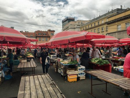 Foto de Market with street food and souvenirs in zagreb croatia. High quality photo - Imagen libre de derechos